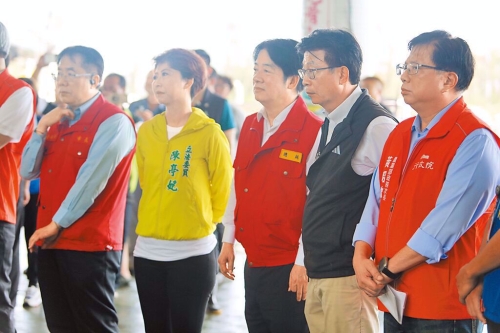 賴清德（中）勘災(zāi)。