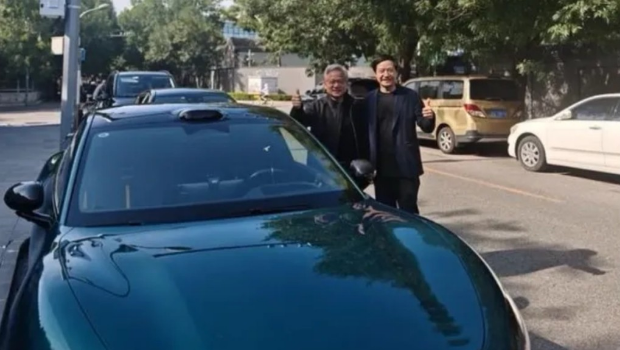 黃仁勛（左）與雷軍合照成為微博熱搜。