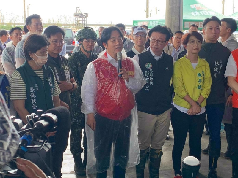 賴(lài)清德（中）勘災(zāi)期間發(fā)言熱議不斷。