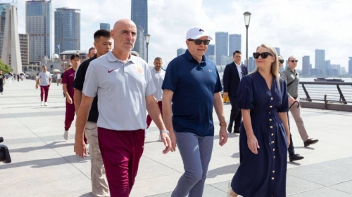 澳洲總理阿爾巴尼斯（中）在外灘漫步。 路透社