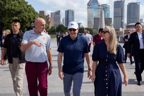 澳洲總理阿爾巴尼斯（中）在外灘漫步。路透社