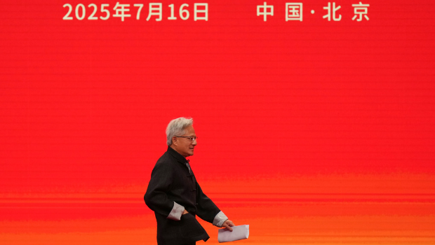 英偉達執(zhí)行長黃仁勛在訪華前成功說服特朗普政府松綁H20芯片銷售禁令。