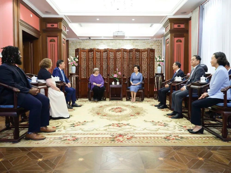 聯(lián)誼活動前，彭麗媛會見穆言靈和貝隆