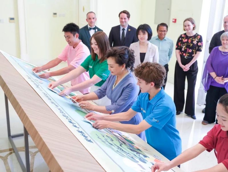 7月17日下午，國家主席習近平夫人彭麗媛在全國對外友協(xié)出席2025年“鼓嶺緣”中美青少年聯(lián)誼活動并致辭