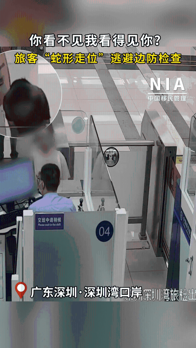 黑衣女子彎腰低頭。