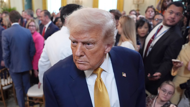 美國總統(tǒng)特朗普在白宮東廳簽署法案后離開現(xiàn)場。