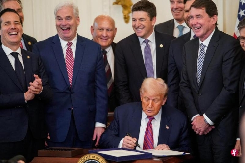 美國(guó)總統(tǒng)特朗普7月18日在白宮簽署“天才法案”。