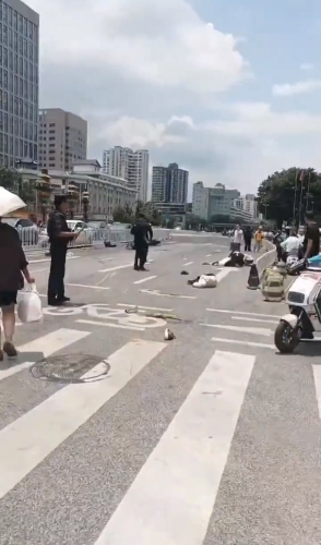 越野車(chē)?yán)ッ黥[市撞行人逃逸