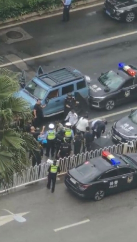 越野車(chē)?yán)ッ黥[市撞行人逃逸1