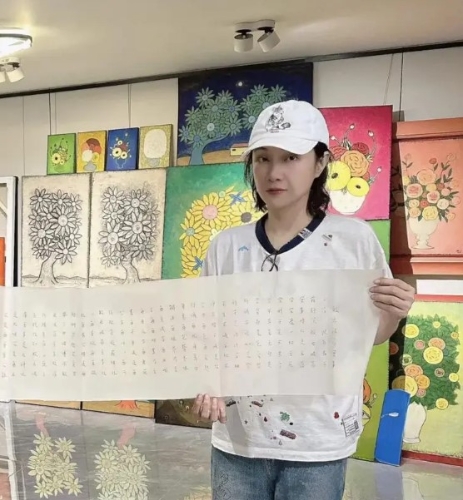 近日王麗萍和兒子吳費曼到了杭州旅游，并去了學畫畫。