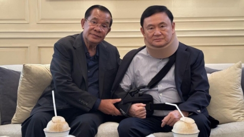 洪森（左）在fb貼出過往與他信（右）的親密合照。