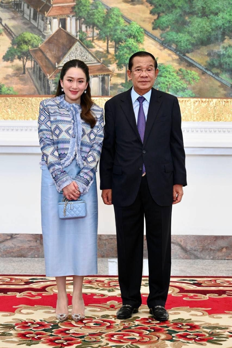 洪森貼出與他信女兒佩通坦的合照。