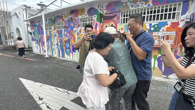 葉春蓮今天前往投票時，遭1名婦人阻擋去入。