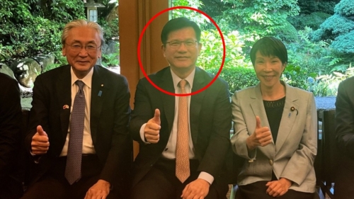 臺(tái)灣外長(zhǎng)林佳龍（紅圈）訪日，外交部亞洲司司長(zhǎng)劉勁松25日緊急約談日本駐中使館首席公使橫地晃。