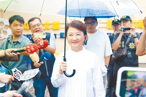 國民黨挺過首波大罷免，傳出黨主席朱立倫將交棒，黨主席改選日期可能在9月27日，基層有意開始推動臺中市長盧秀燕接棒。中時新聞網(wǎng)資料照片