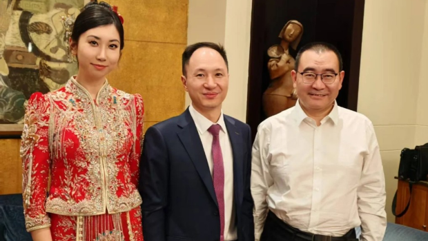 賀建奎妻子Cathy Tie秀海量合影。