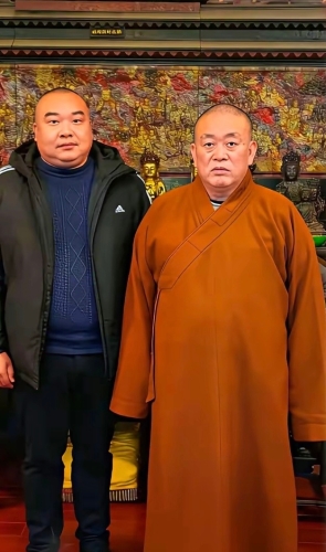 釋永信與四弟。微博@唐哲同學(xué)