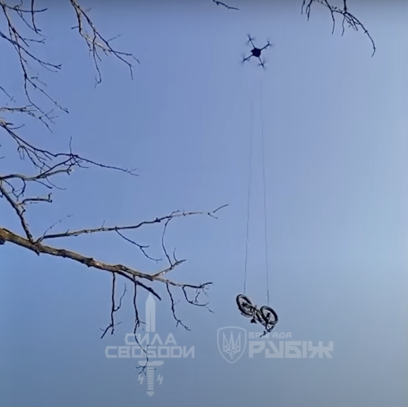 烏方發(fā)布的視頻顯示，無人機正投下一輛電動自行車