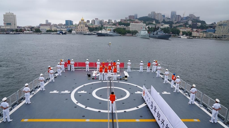 圖為7月31日參演中方艦艇編隊指揮艦紹興艦，抵達俄符拉迪沃斯托克某軍港。