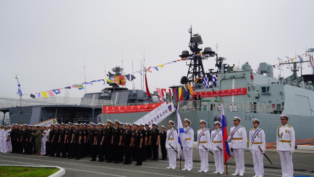 圖為參演中俄“海上聯(lián)合-2025”雙方官兵1日整齊列隊。