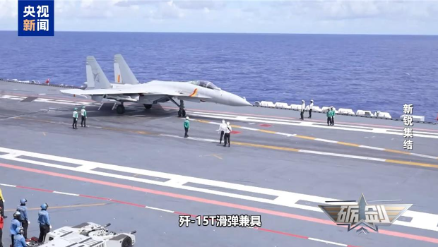 殲-15T停靠在航空母艦甲板上。