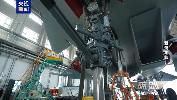 殲-15T粗壯的的前起落架。