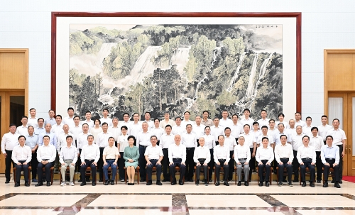 8月3日，受習(xí)近平總書記委托，中共中央政治局常委、中央書記處書記蔡奇在北戴河看望暑期休假專家，代表黨中央、國務(wù)院向全國各條戰(zhàn)線、各個領(lǐng)域的廣大專家人才致以誠摯問候。