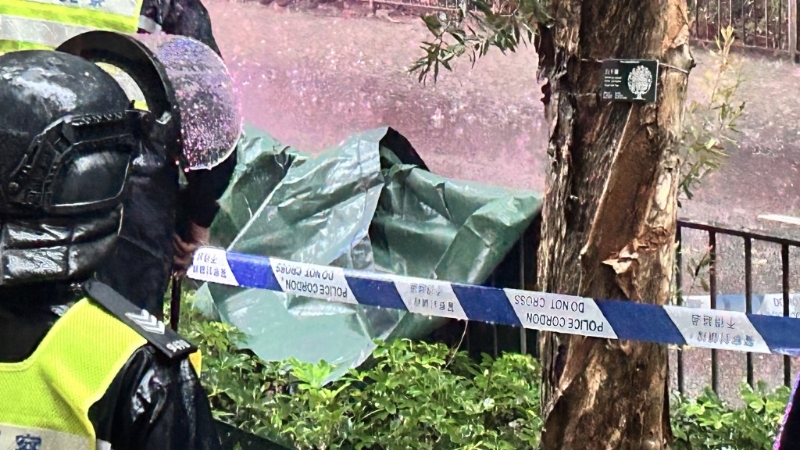 下身用帳篷遮蓋。