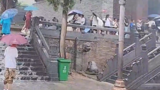 游客圖入內(nèi)避雨遭拒，少林寺解釋因文物場所。