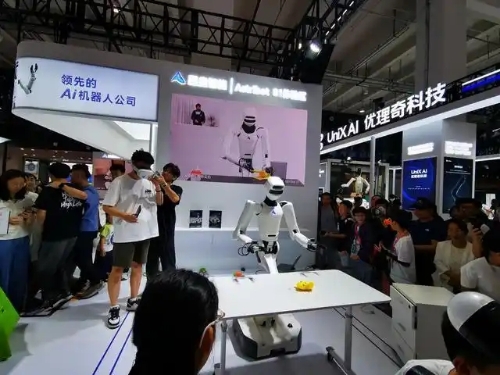 星塵智能攜Astribot S1現(xiàn)場(chǎng)推出了三大沉浸式體驗(yàn)和展示區(qū)，吸引眾多觀眾。