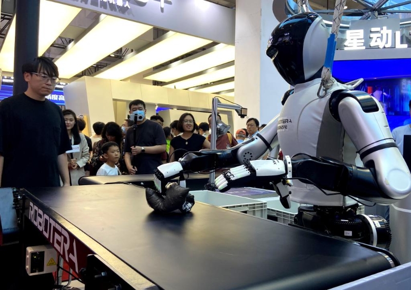 圖為2025世界機(jī)器人大會(huì)上的一款機(jī)器人正在展示物品分揀能力。新華社記者魏夢(mèng)佳攝