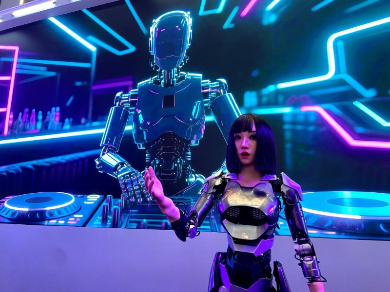 圖為2025世界機(jī)器人大會(huì)上的一款機(jī)器人正與觀眾互動(dòng)。新華社記者魏夢(mèng)佳攝