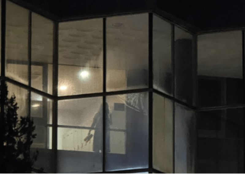 A先生還要求酒店配合，求證事件，果然當(dāng)他的妻子在桑拿房站著時(shí)，由于桑拿房里空無(wú)一人，從草坪上就能清楚地看到她。