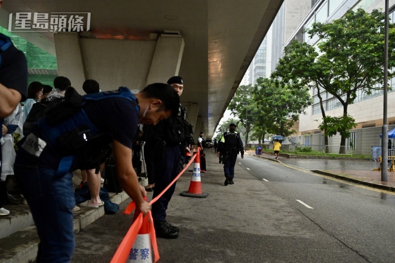 警方在現(xiàn)場維持秩序。
