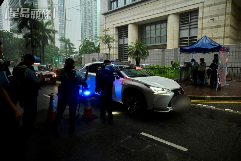 警方今早七時至7時39分時照常檢查駛?cè)氲能囕v。