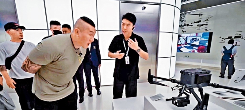“館長”陳之漢到訪深圳大疆公司，體驗無人機。