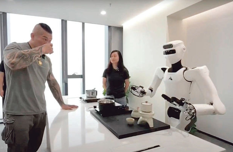 “館長”陳之漢在深圳體驗星塵智能機械人。