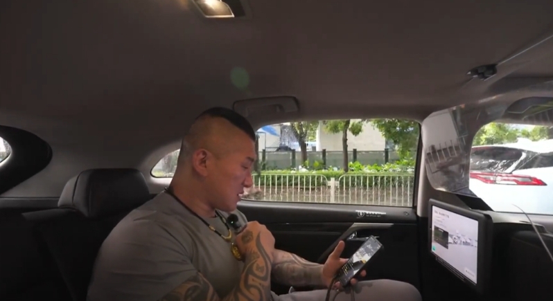 館長體驗搭乘“小馬智行”無人自動駕駛計程車，期間他不斷稱“很害怕、小心”。