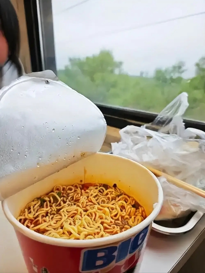 內(nèi)地過去發(fā)生不少高鐵上泡面發(fā)出較重氣味的爭議事件。