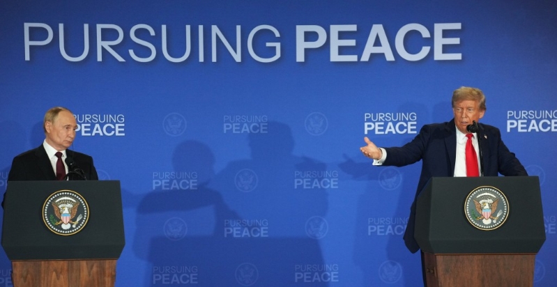 美俄峰會結(jié)束后，特朗普和普京舉行聯(lián)合記者會。