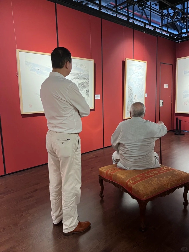 范曾近期觀看展覽的照片