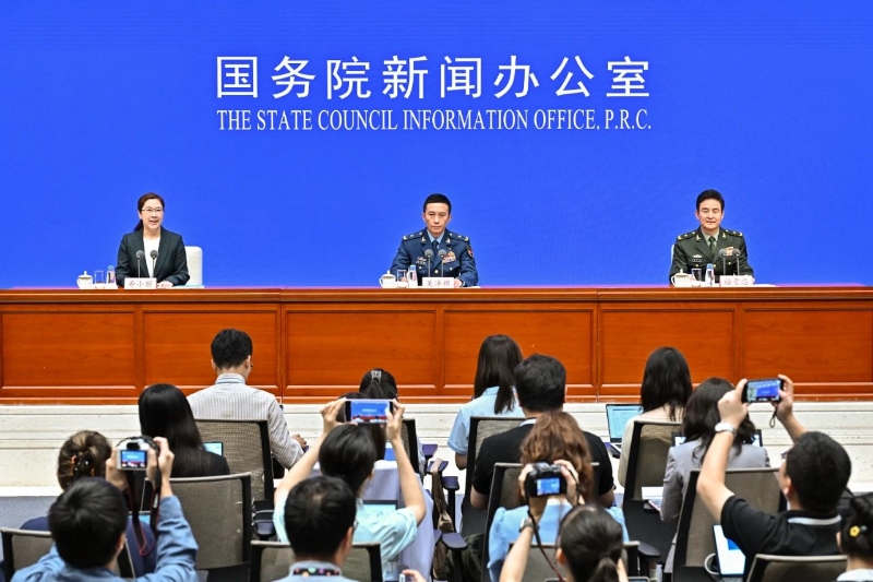 8月20日，國務(wù)院新聞辦公室在北京舉行新聞發(fā)布會，閱兵領(lǐng)導(dǎo)小組辦公室副主任、中央軍委聯(lián)合參謀部作戰(zhàn)局少將副局長吳澤棵，中國人民解放軍中部戰(zhàn)區(qū)閱兵指揮機構(gòu)辦公室常務(wù)副主任、政治工作部少將副主任徐貴忠介紹閱兵準備工作有關(guān)情況，并答記者問。