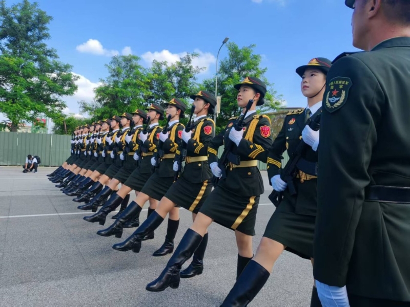 教官要求受閱官兵的每個(gè)動(dòng)作和表情都要做到無可挑剔。