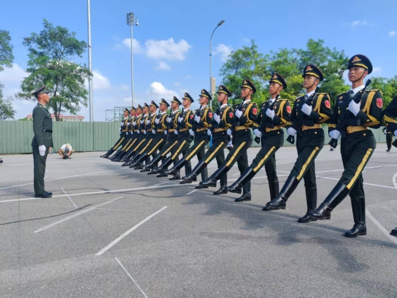 教官要求受閱官兵的每個(gè)動(dòng)作和表情都要做到無可挑剔