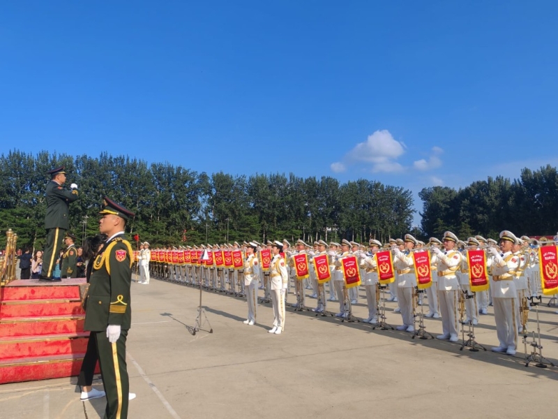 三軍儀仗隊(duì)、維和部隊(duì)、民兵部隊(duì)及聯(lián)合軍樂團(tuán)的官兵在高溫下演示訓(xùn)練情況