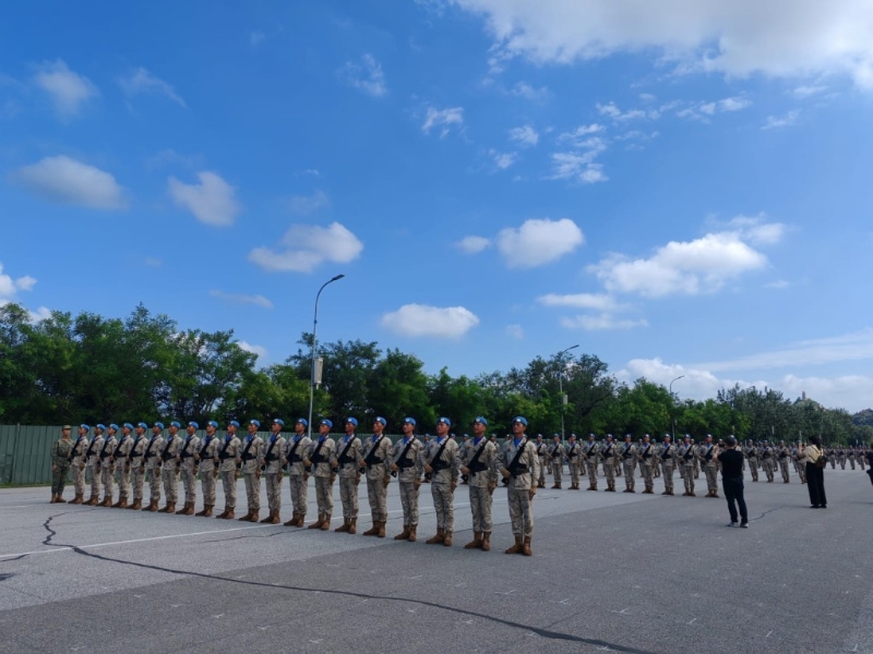 三軍儀仗隊(duì)、維和部隊(duì)、民兵部隊(duì)及聯(lián)合軍樂團(tuán)的官兵在高溫下演示訓(xùn)練情況。