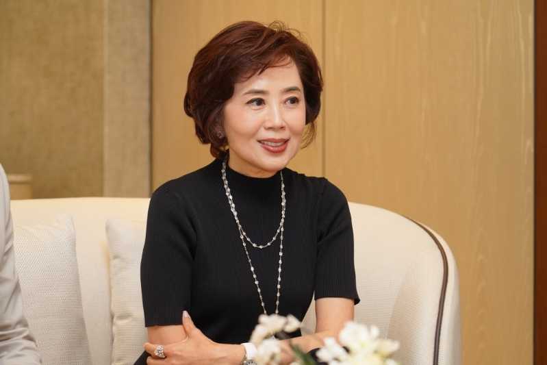 集團主席楊諾思表示，隨著深圳戶籍居民一簽多行個人游計劃恢復(fù)后，人流持續(xù)回升，加上港府推行旅游業(yè)藍(lán)圖，有信心整體零售市場將重拾增長動力