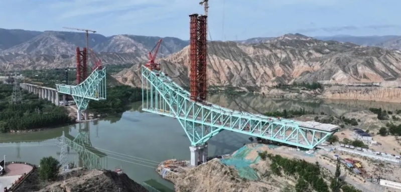 施工中的尖扎黃河特大橋。