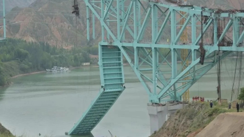 事發(fā)后，大橋有部件懸垂半空。