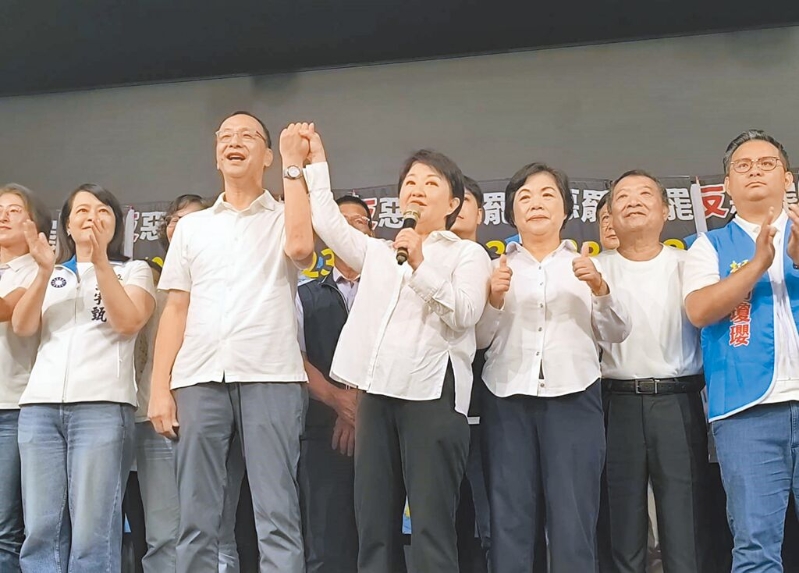 國民黨主席朱立倫（左三）點(diǎn)名要臺(tái)中市長盧秀燕（右四）接棒，圖為17日造勢(shì)活動(dòng)，盧拉起朱的手，稱贊朱這幾年表現(xiàn)有目共睹。